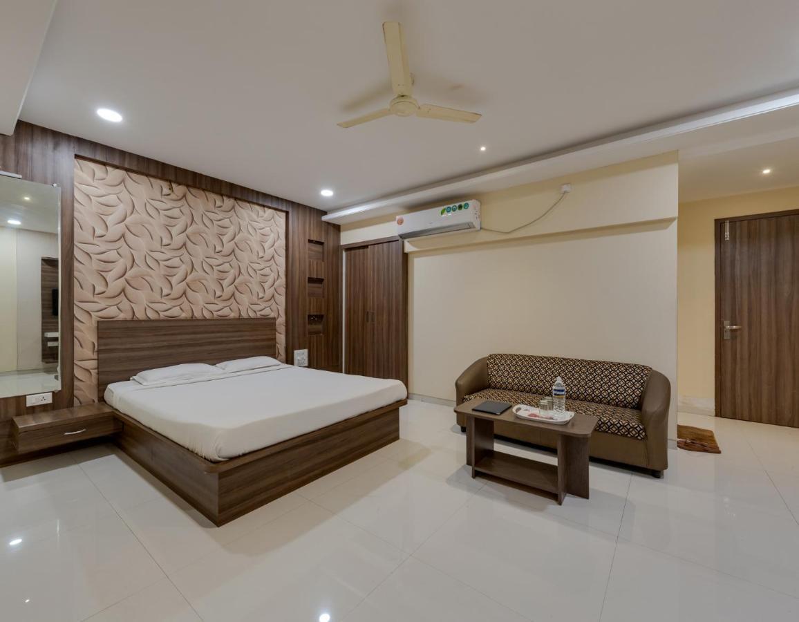 Hotel Royal Palace Karād Buitenkant foto