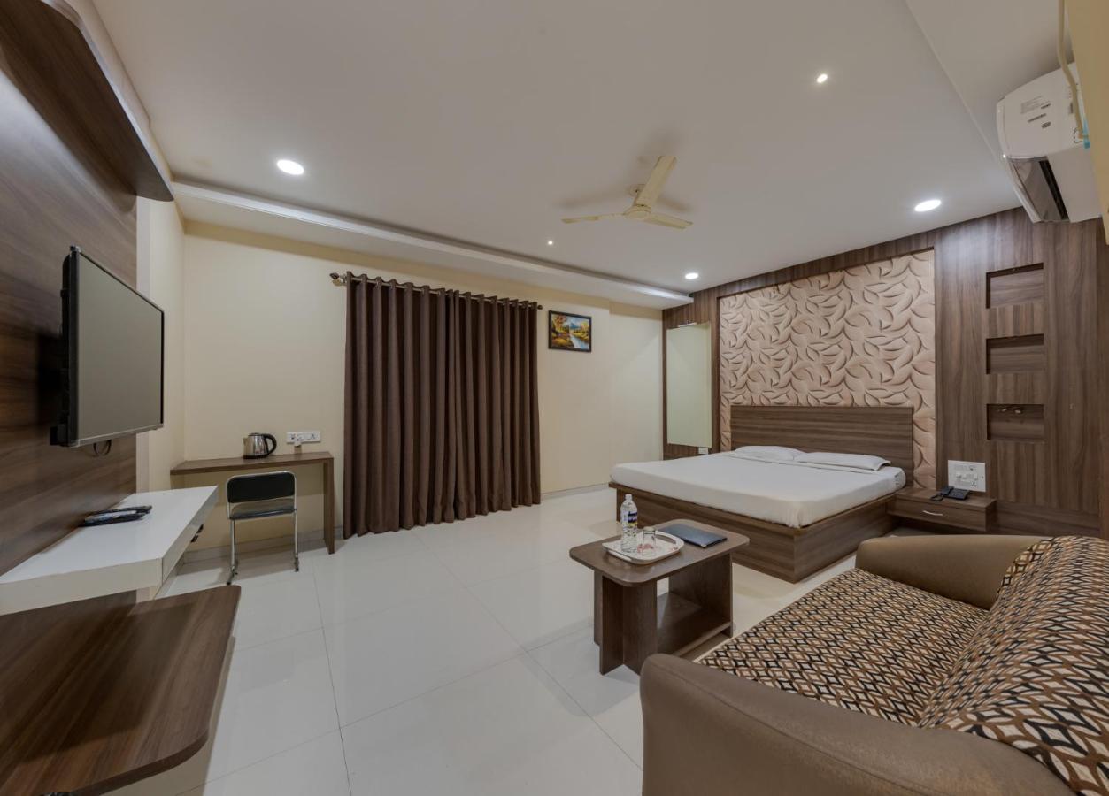 Hotel Royal Palace Karād Buitenkant foto