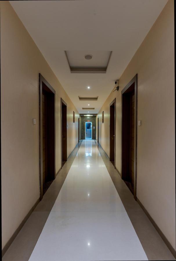 Hotel Royal Palace Karād Buitenkant foto