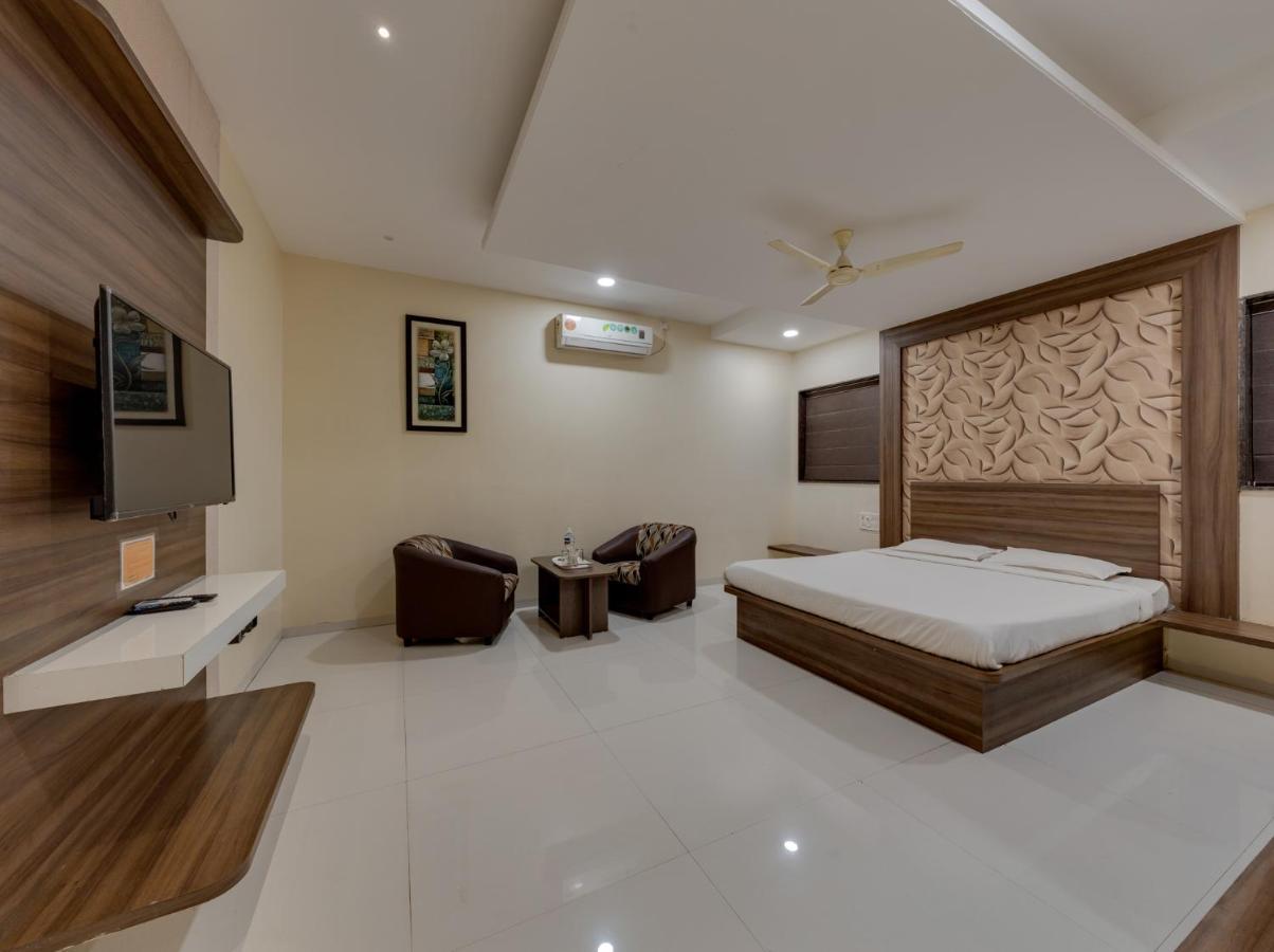 Hotel Royal Palace Karād Buitenkant foto