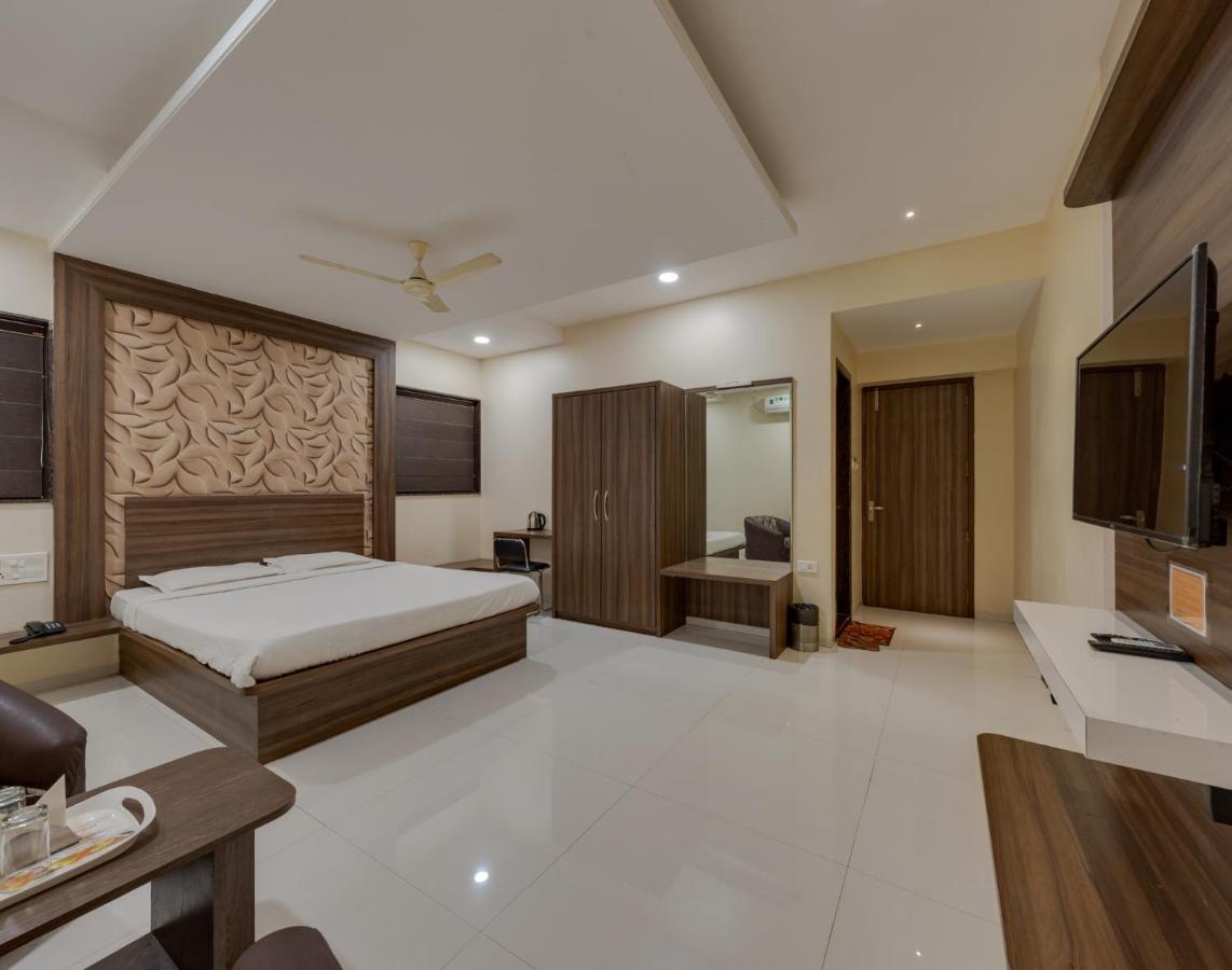 Hotel Royal Palace Karād Buitenkant foto